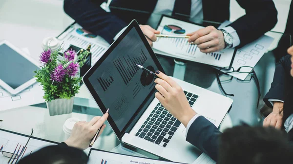 Vellykket næringslivsteam på arbeidsplassen diskuterer markedet – stockfoto