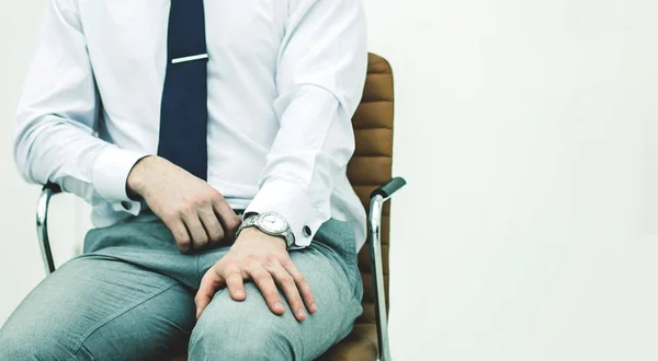 Concepto de éxito empresarial - hombre de negocios sentado en una silla en — Foto de Stock
