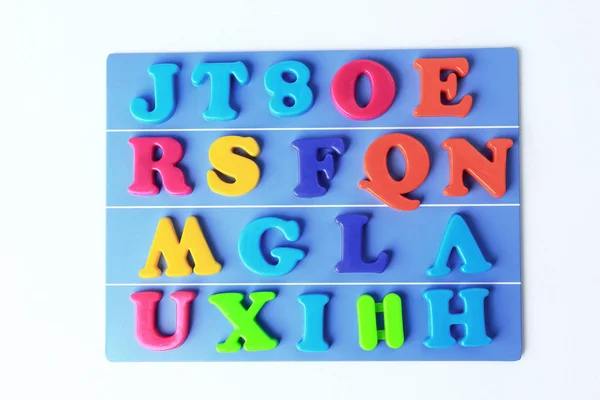 Plast magnetiska färgade engelska alfabetet på blå bakgrund — Stockfoto