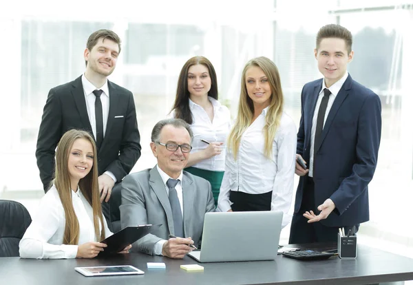 Retrato de un equipo profesional de negocios en la oficina — Foto de Stock