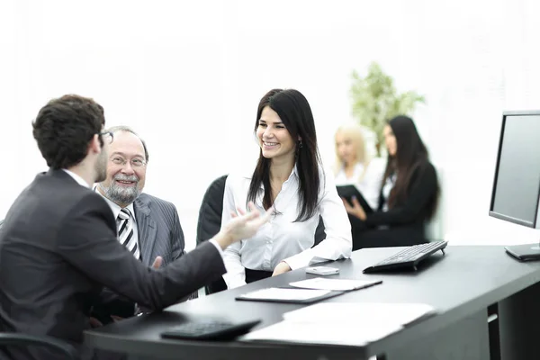 Gerente de projeto e pessoal conversando no Desk — Fotografia de Stock