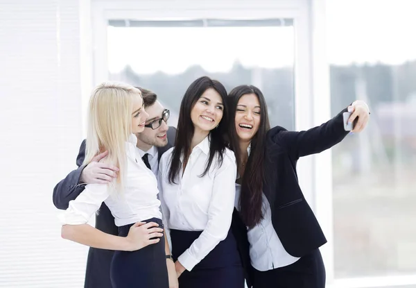 Sorrindo equipe de negócios leva uma selfie para comemorar o seminário . — Fotografia de Stock