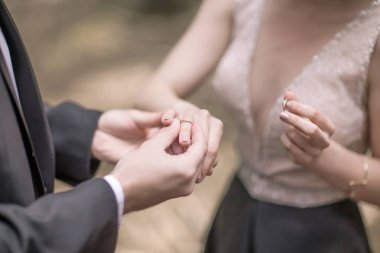 aile hayatının başlangıcı sembolü: Çift alyans değişimi