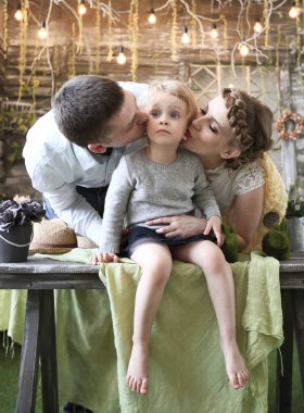 Anne ve baba küçük kızı öpüşme.