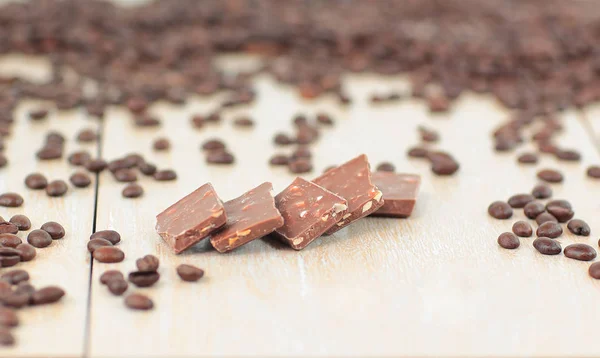 黒豆コーヒーと木製の背景の上にチョコレート — ストック写真