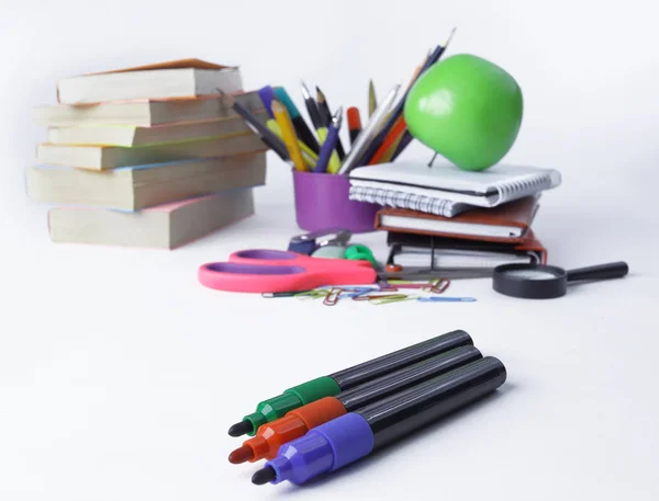 Gekleurde markeringen en school supplies op een witte achtergrond .concept van onderwijs — Stockfoto