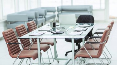 Masa başında iş anlaşması tarafından hazırlanan belgeler ile