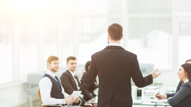  Atölye iş takım modern ofisindeki CEO'su konuşuyor