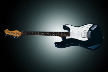 Güzel gitar. Siyah bir arka plan üzerinde izole.