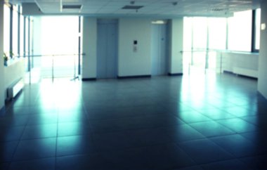 Cam duvar ofis lobisinde, yazıtlar için arka plan binası içinde