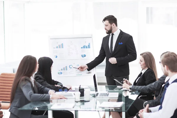 Gerente superior de la empresa hace la presentación de un nuevo proyecto financiero para los empleados de la empresa — Foto de Stock