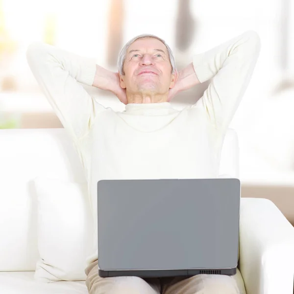 Dorosły mężczyzna w domu odpoczynek dla laptopa. — Zdjęcie stockowe