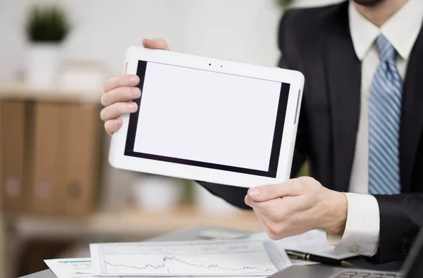 Empresario manos sosteniendo dispositivo de pantalla táctil . — Foto de Stock