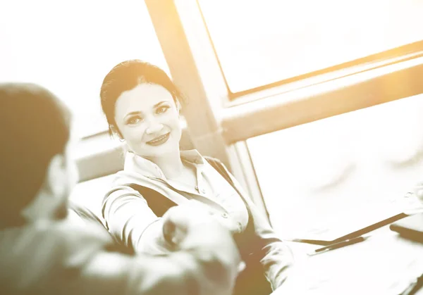 Geschäftsleute schütteln Hände, beenden ein Meeting, im Büro — Stockfoto