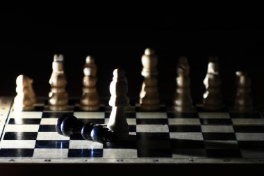 parlak satranç tahtası üzerinde satranç figürleri ile kompozisyon