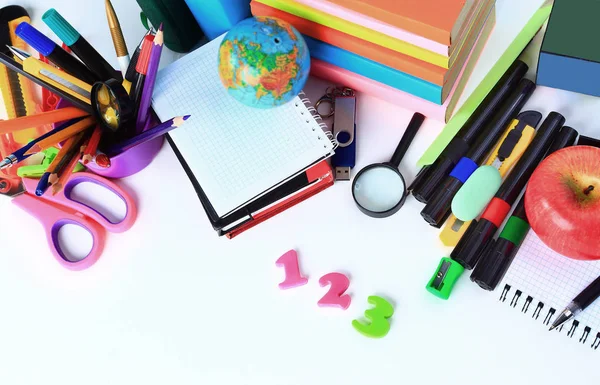 Preparando-se para a escola, número um dois e três em primeiro plano — Fotografia de Stock