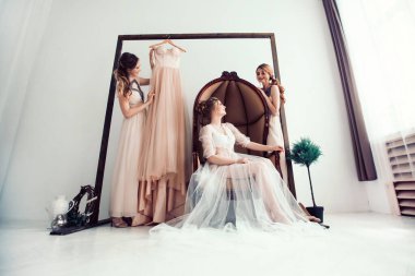 Gelin ve arkadaşları gelinliği tartışıyor..