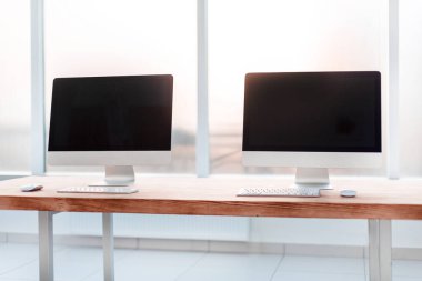 Kapat. Ofis masasındaki kişisel bilgisayarlar.