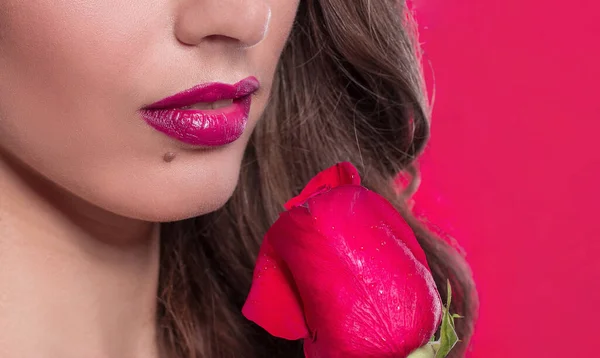 Porträt einer jungen schönen Frau mit einer roten Rose — Stockfoto