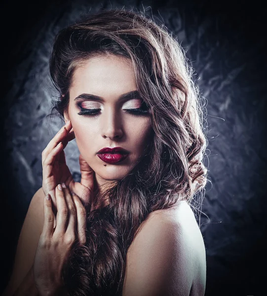 Mujer joven glamorosa con maquillaje de noche. aislado —  Fotos de Stock