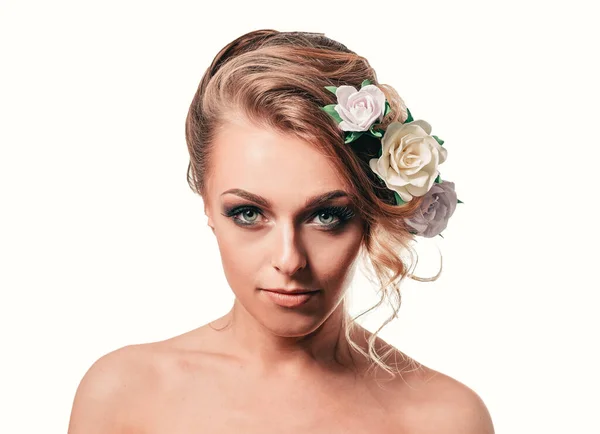 Junge Frau mit stylischem Haar und Abendschminke . — Stockfoto