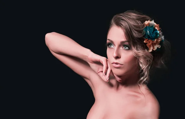 Fiatal, gyönyörű, vonzó lány, virágokkal a hajában. Pózol a kamerának. — Stock Fotó