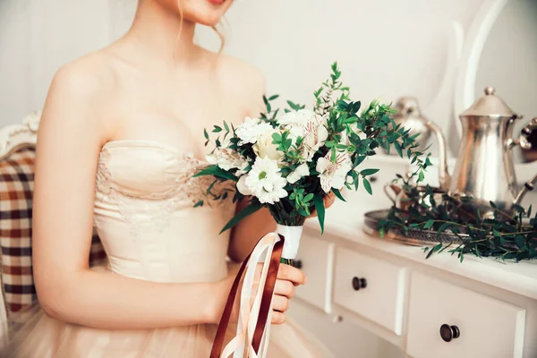 Närbild .bröllop bukett i händerna på bruden — Stockfoto