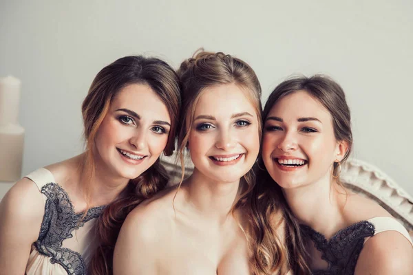 Portrait de mariée heureuse avec ses amis — Photo