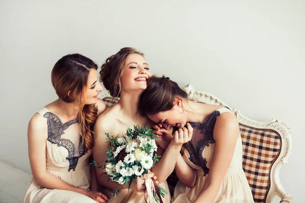 Noiva alegre com suas namoradas sentadas juntas — Fotografia de Stock