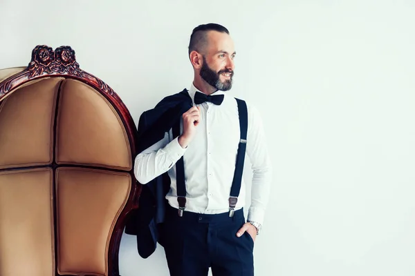 Hombre elegante con una chaqueta sobre su hombro —  Fotos de Stock