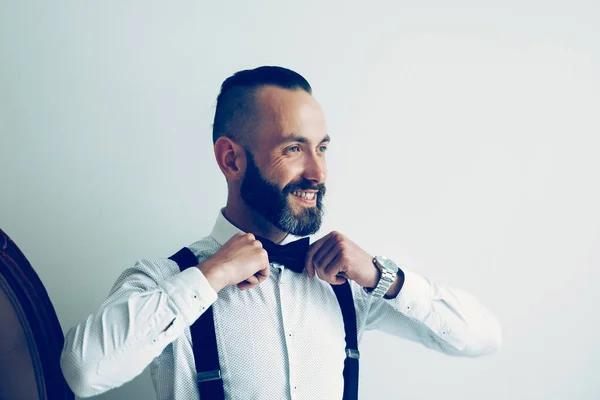 Close up. smiling man straightening his bow tie — Φωτογραφία Αρχείου