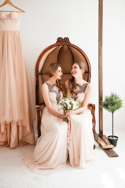 Dama de honor con un ramo de bodas sentado en una silla vintage . — Foto de Stock