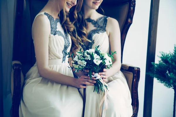 Закрывай. Подружки невесты со свадебным букетом . — стоковое фото