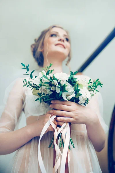 Porträt einer glücklichen Braut mit Brautstrauß — Stockfoto