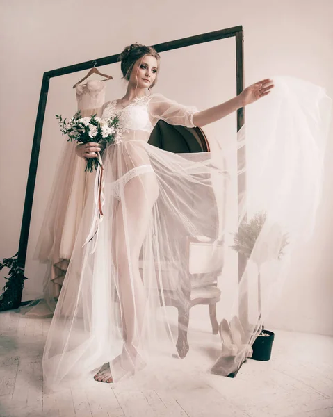 Sposa felice in un capo trasparente si sta preparando per la cerimonia di nozze — Foto Stock