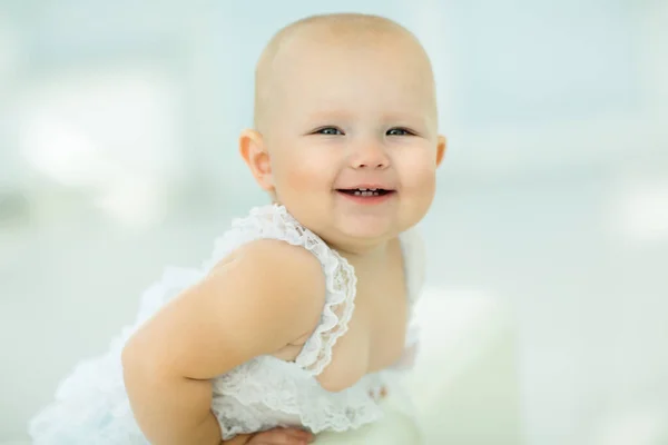 Portret van een lachend kind, geïsoleerd op een licht — Stockfoto