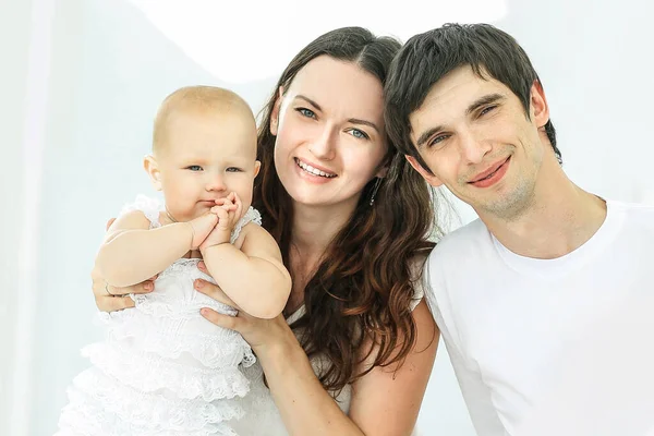 Modern lycklig familj på en söndag i barnkammaren — Stockfoto