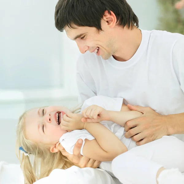 Dad and his daughter child girl are playing, smiling and huggin — Stockfoto