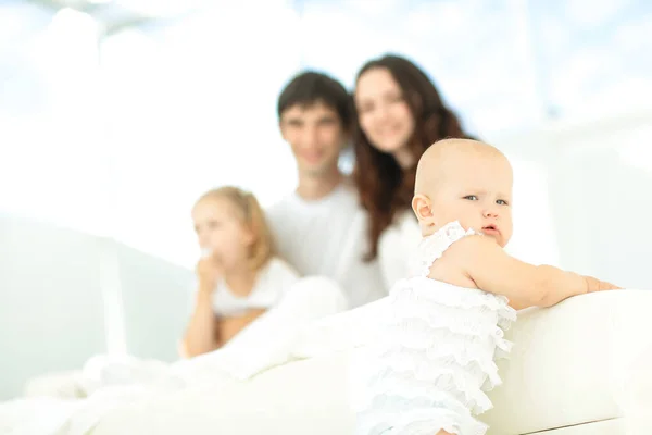 家族の背景がぼやけている小さな赤ちゃん。コピースペースの写真. — ストック写真