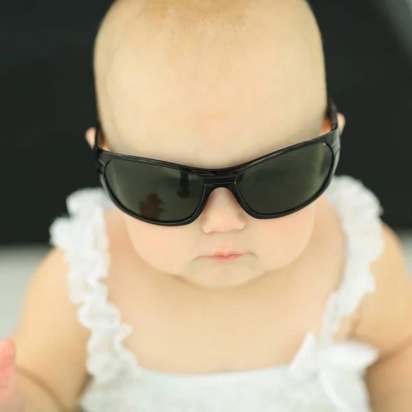 Gros plan portrait de petit bébé avec des lunettes de soleil. concept d'enfance — Photo