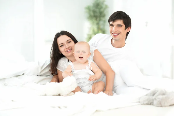 Familjeporträtt av en lycklig ung familj.foto med kopieringsutrymme — Stockfoto
