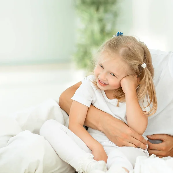 Achtergrond beeld van een gelukkig jong gezin — Stockfoto