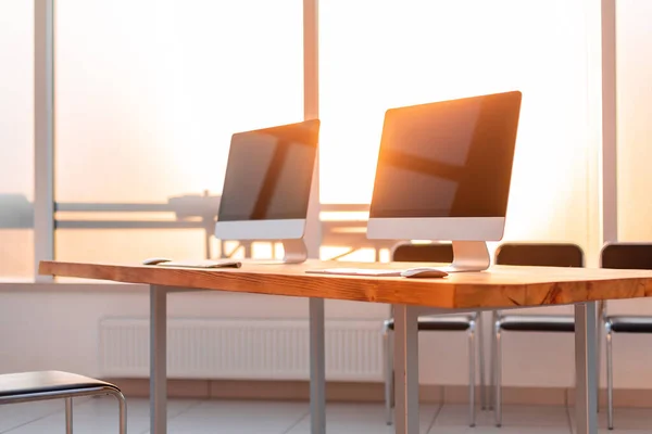 Close up. computers on the table in the lobby of the business center. — 图库照片