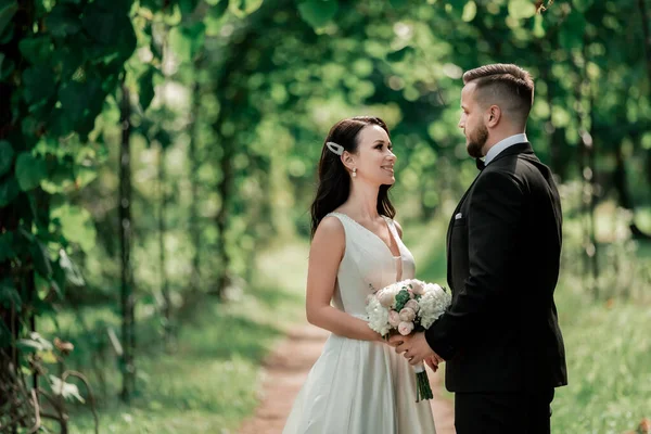 Happy bride and groom looking at each other. — Stock Photo, Image