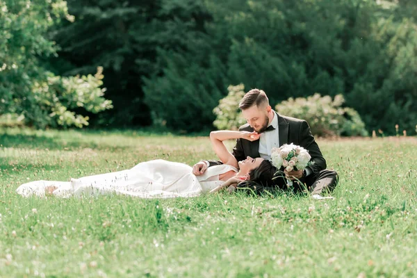 Couple in love on the lawn in the summer Park. — Stock fotografie