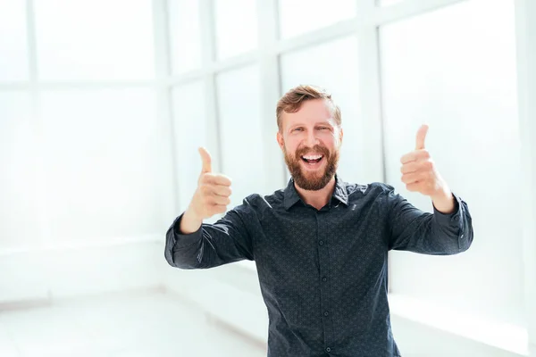 Een gelukkige zakenman die duimen laat zien. foto met kopieerruimte — Stockfoto