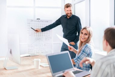 işletme ekibi yeni proje için mali verileri tartışıyor