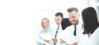 Reklam metni için bulanık görüntü. fotokopi alanı olan fotoğraf. Genç iş adamları iş belgelerini tartışıyor