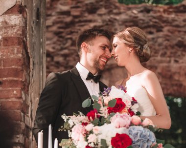 Gelin ve damat şölen masasında duruyorlar.