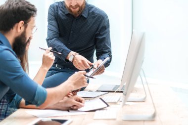 project Manager explaining to the staff the current task